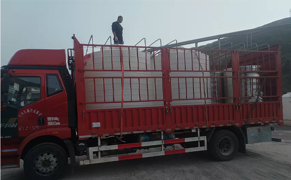 安定立式运输桶安排发货现场